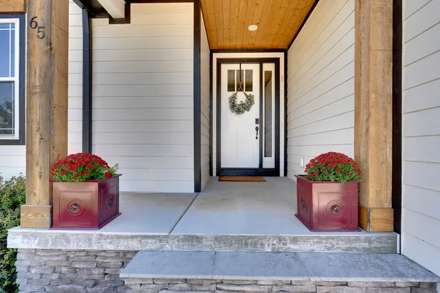 a view of a house with garden and yard