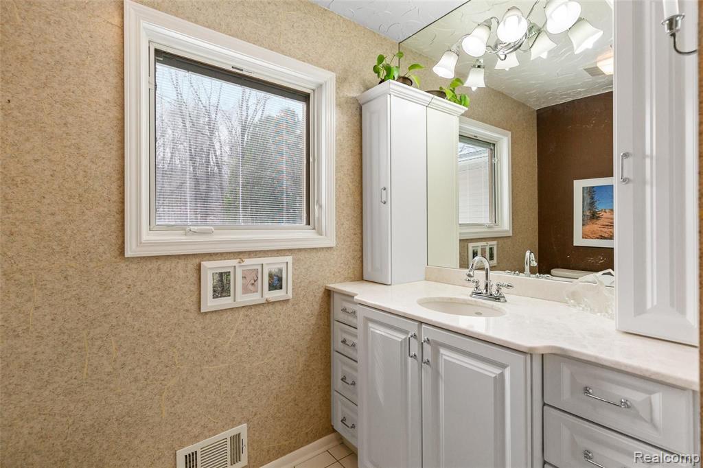 7784 Tipsico Lake Road Holly, MI 48442 - Photo 17 of 55