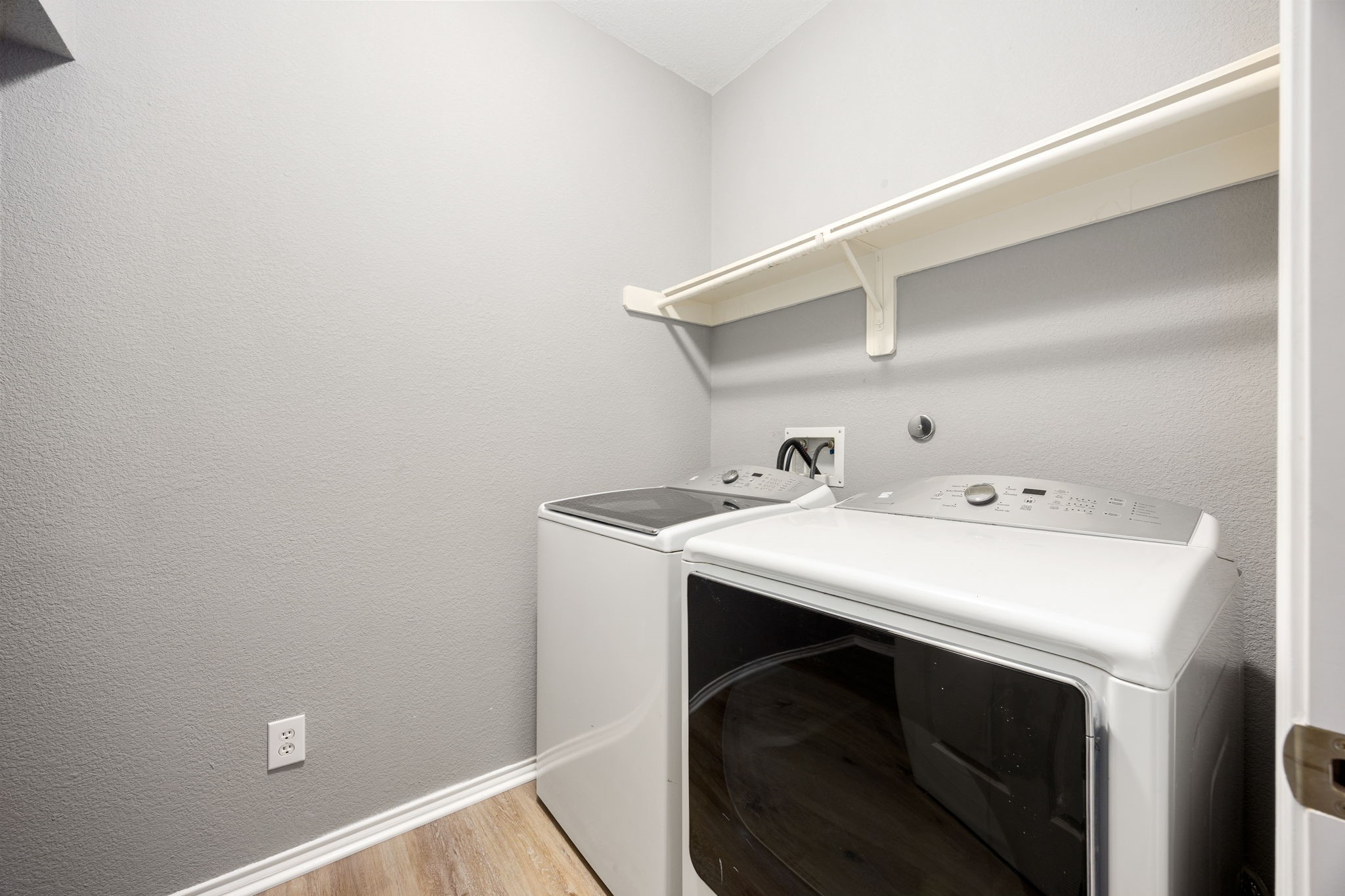 3707 Pecan Court Manvel, TX 77578 - Photo 15 of 35 a utility room with dryer and washer