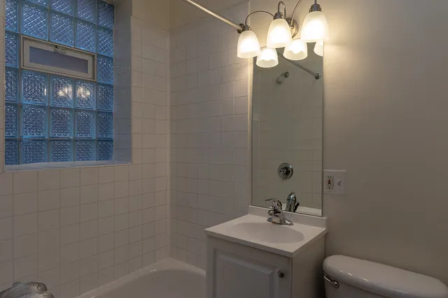 $1,300 | 4241 North Kenmore Avenue, Unit 105, Chicago, IL 60613