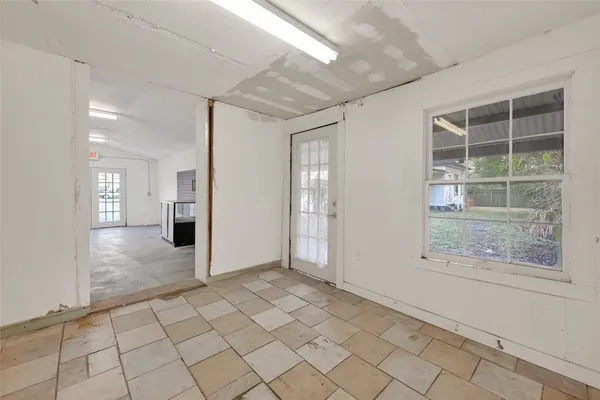 an empty room & window in a room