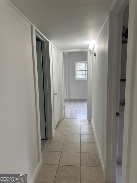 527 Carteret Road Brunswick, GA 31525 - Photo 11 of 23 a view of hallway with a mirror
