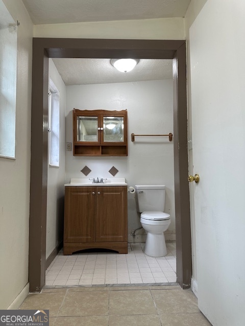 527 Carteret Road Brunswick, GA 31525 - Photo 17 of 23 a bathroom with a toilet a sink and a mirror