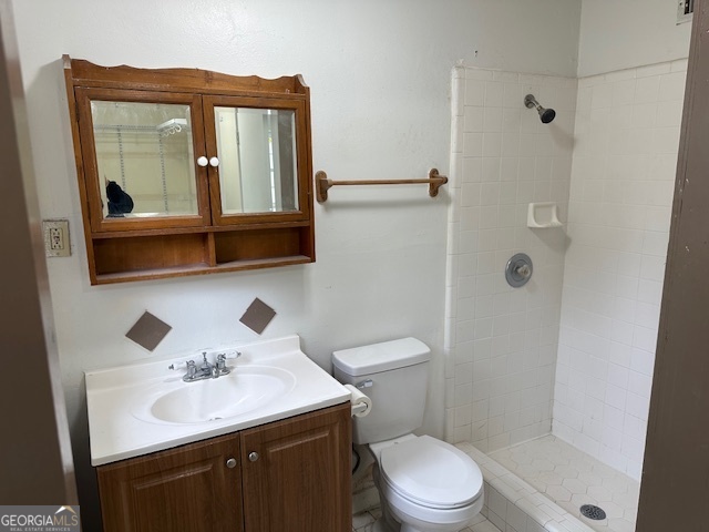 527 Carteret Road Brunswick, GA 31525 - Photo 18 of 23 a bathroom with a toilet a sink a mirror and shower