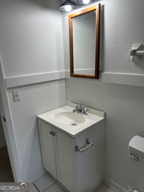 527 Carteret Road Brunswick, GA 31525 - Photo 9 of 23 a bathroom with a sink and a mirror