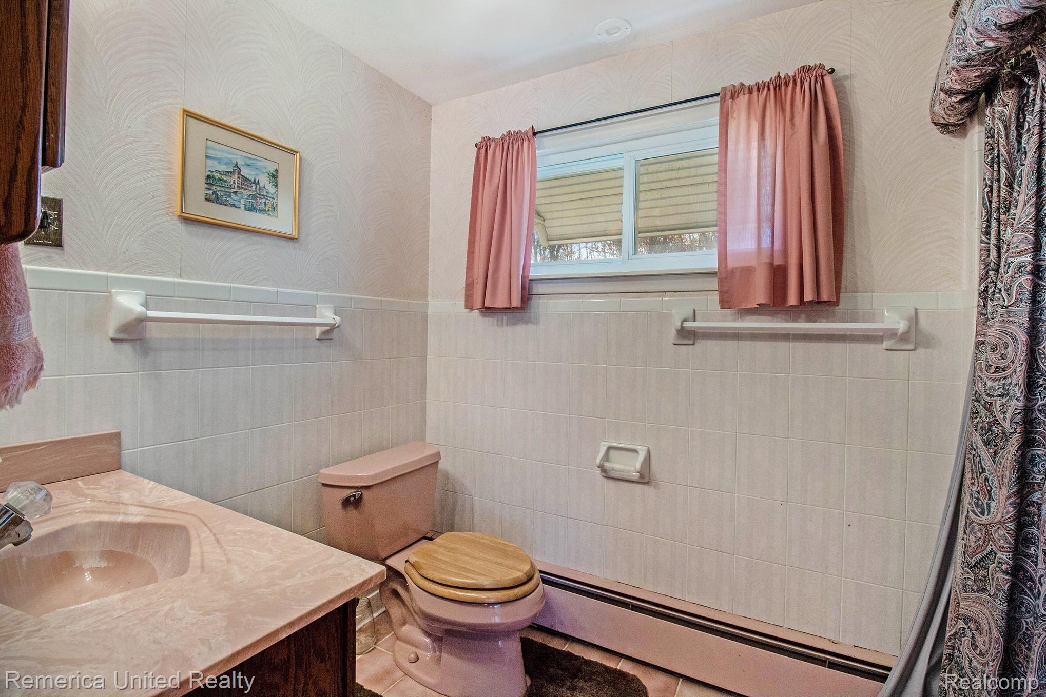 11178 Hyne Road Brighton, MI 48114 - Photo 27 of 33 Full Bathroom 2