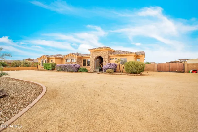 $1,874,000 | 810 West Hidden Valley Drive, Phoenix, AZ 85086