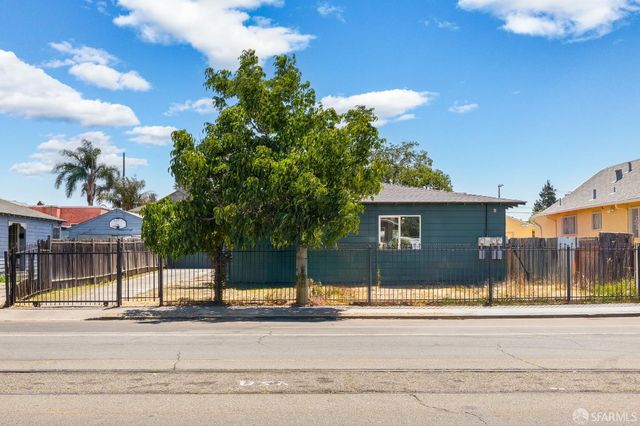 a view of a house with a outdoor space