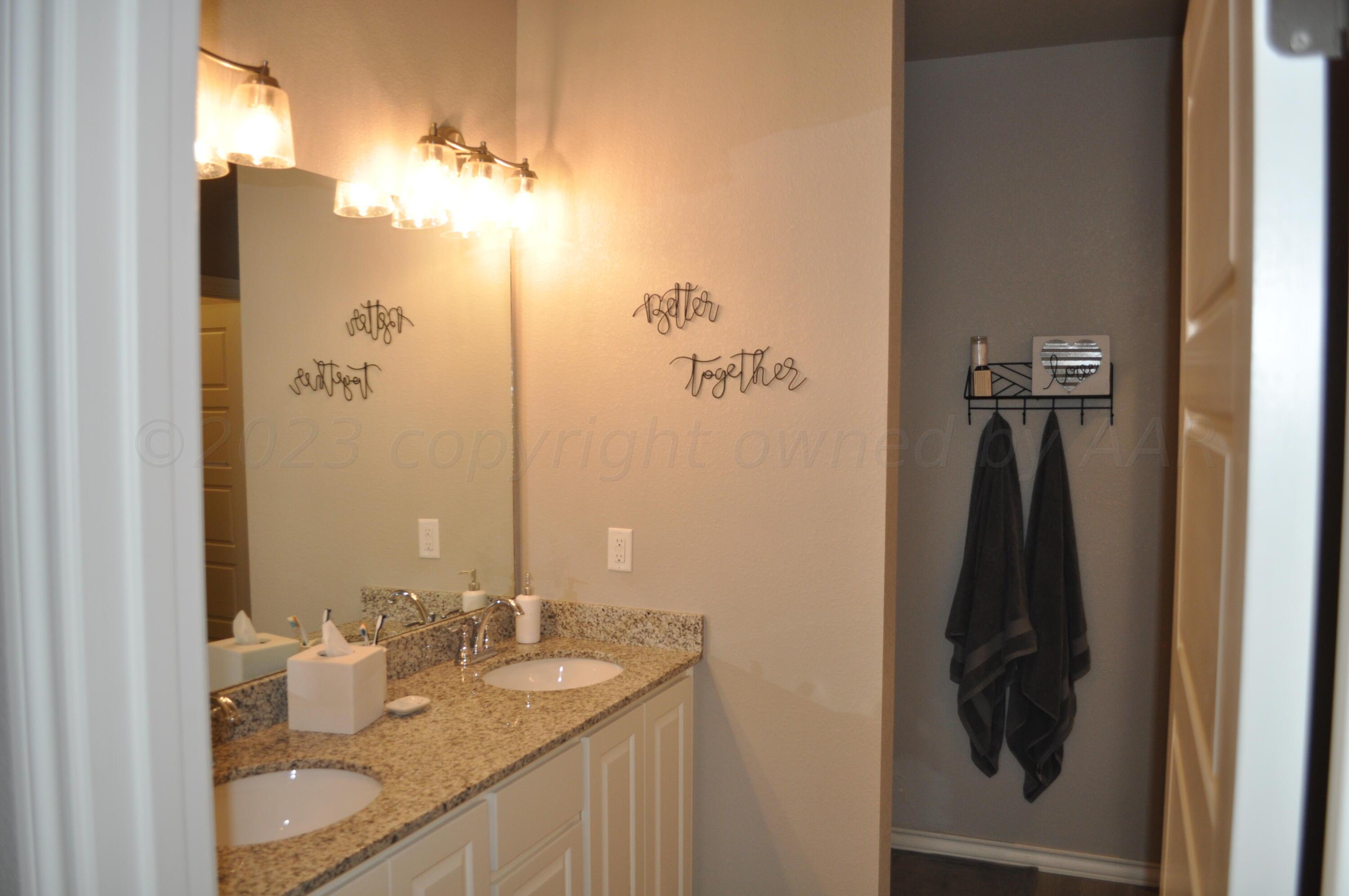 1126 Crosspoint Hereford, TX 79045 - Photo 16 of 27 Master bath