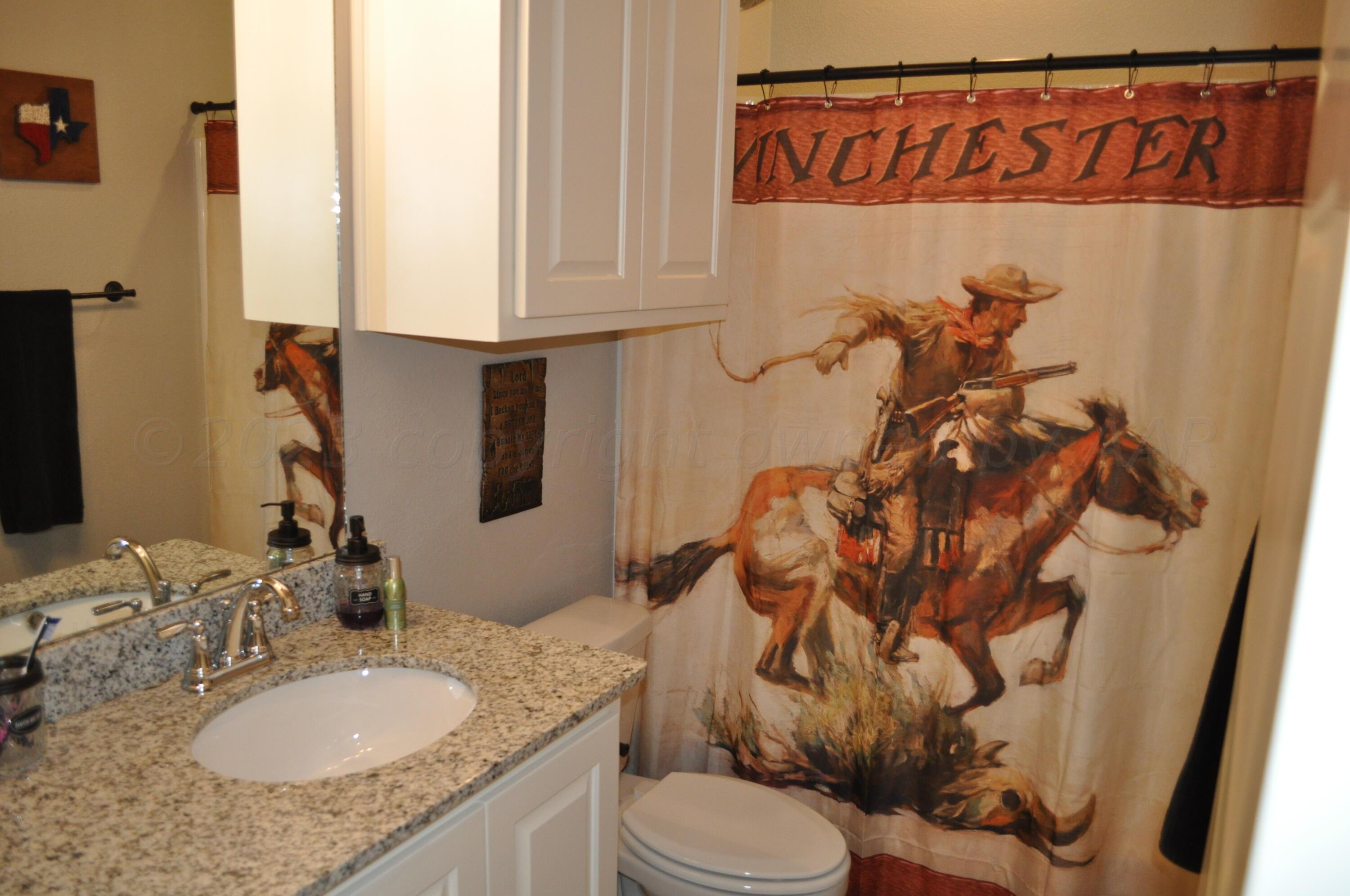 1126 Crosspoint Hereford, TX 79045 - Photo 23 of 27 Bathroom