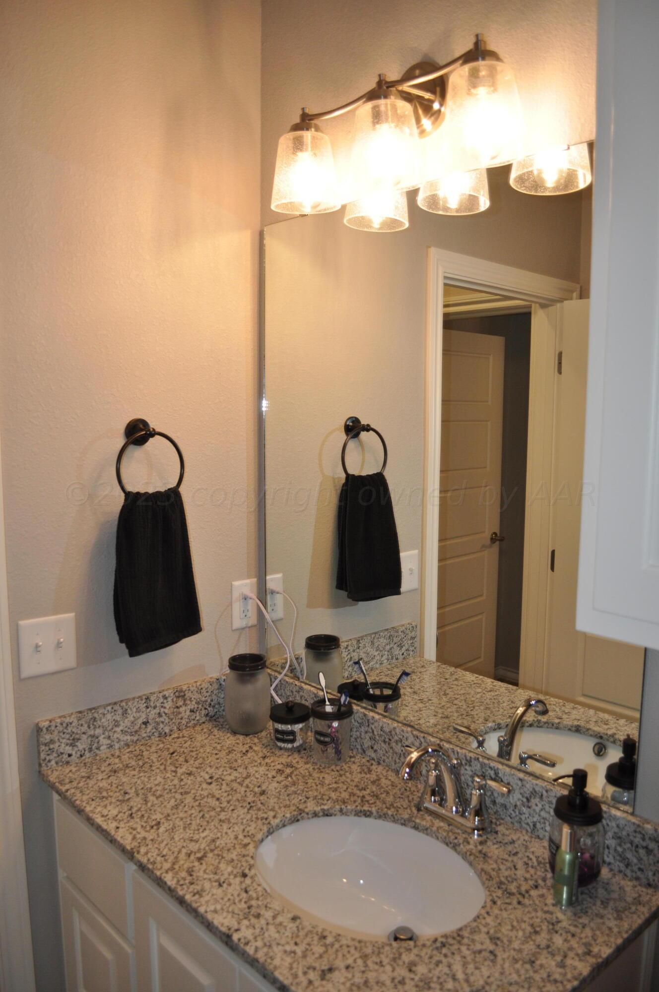 1126 Crosspoint Hereford, TX 79045 - Photo 24 of 27 Bathroom