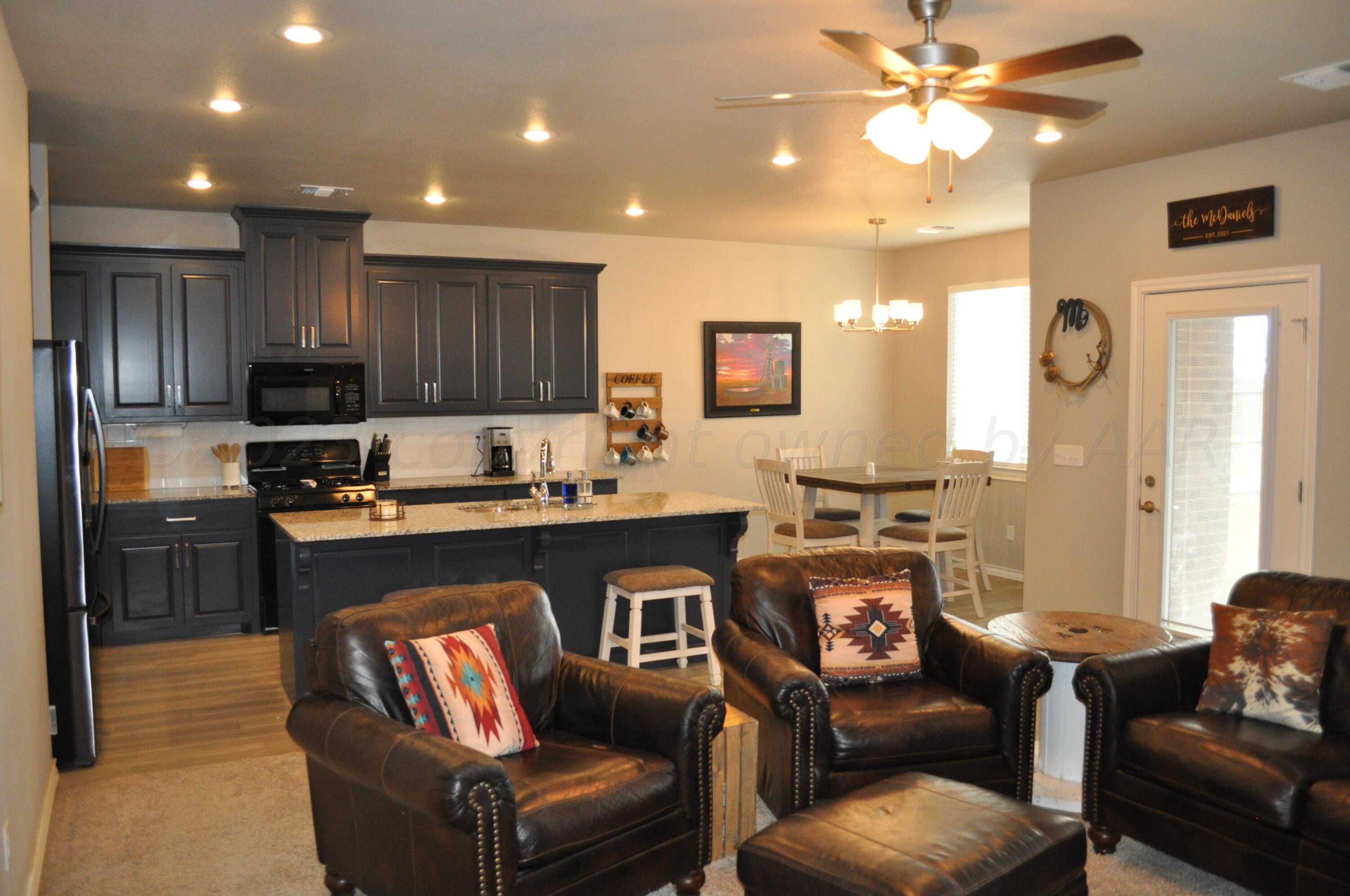 1126 Crosspoint Hereford, TX 79045 - Photo 4 of 27 Living room