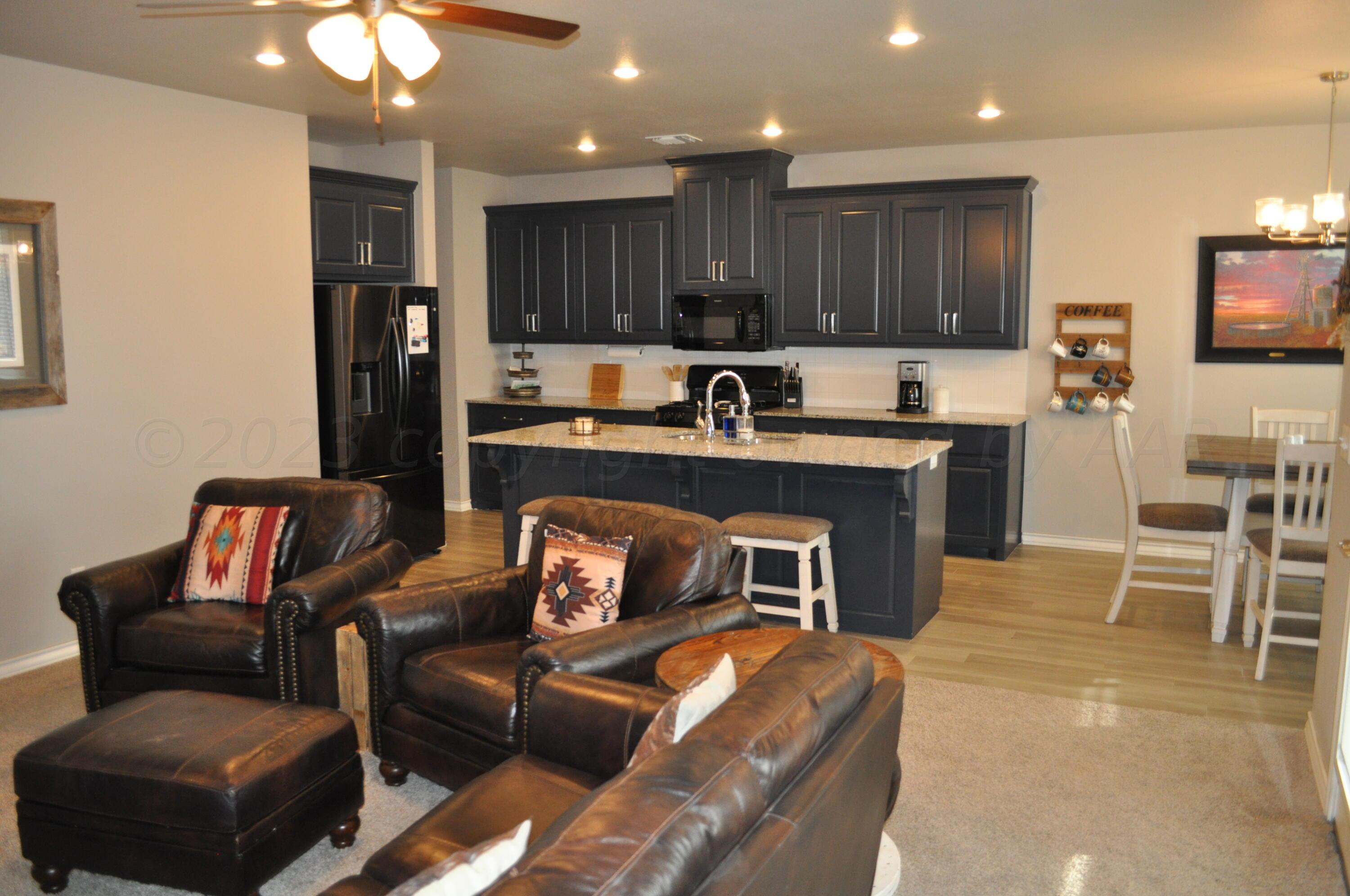 1126 Crosspoint Hereford, TX 79045 - Photo 5 of 27 Living room
