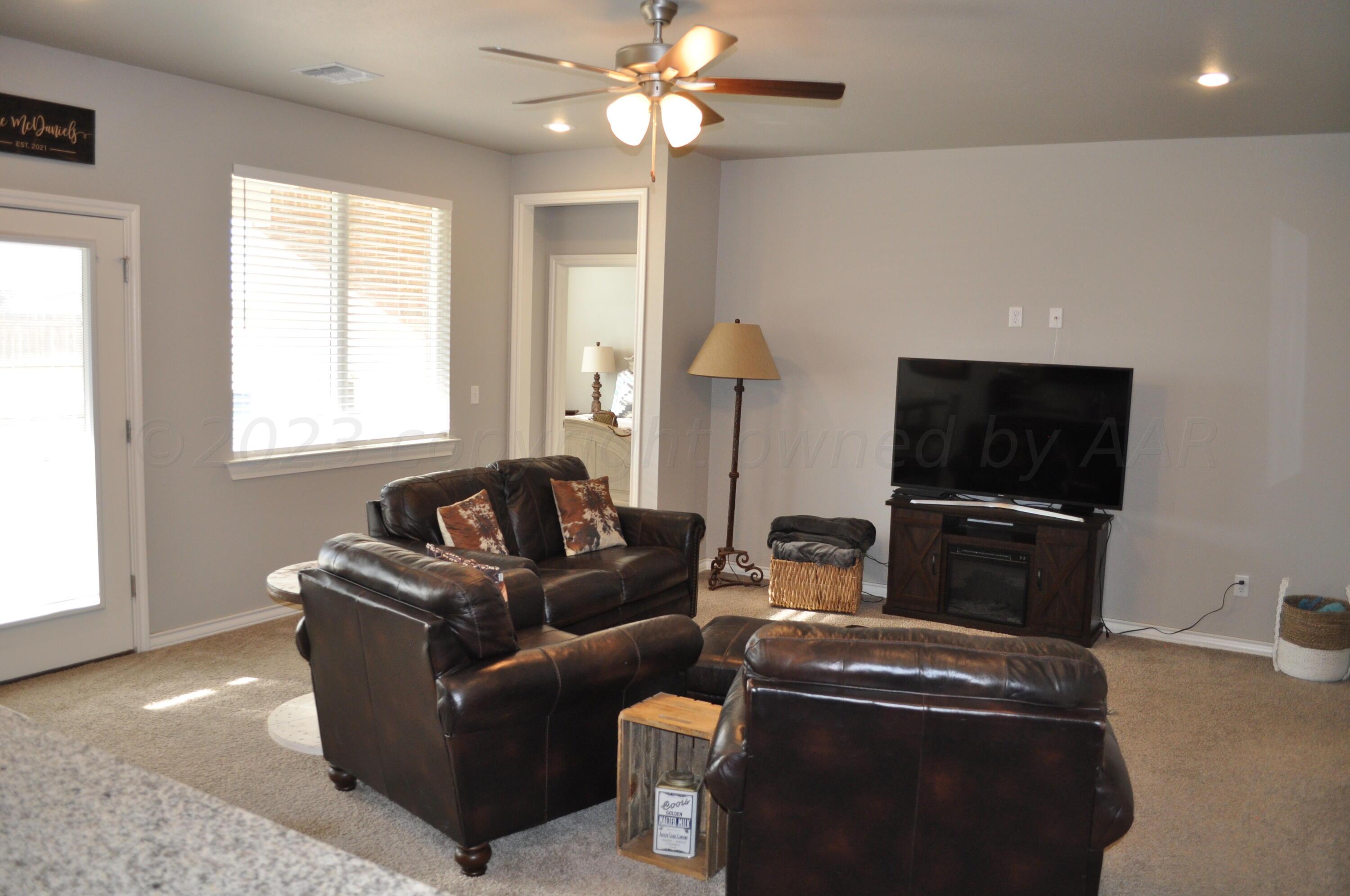 1126 Crosspoint Hereford, TX 79045 - Photo 7 of 27 Living room