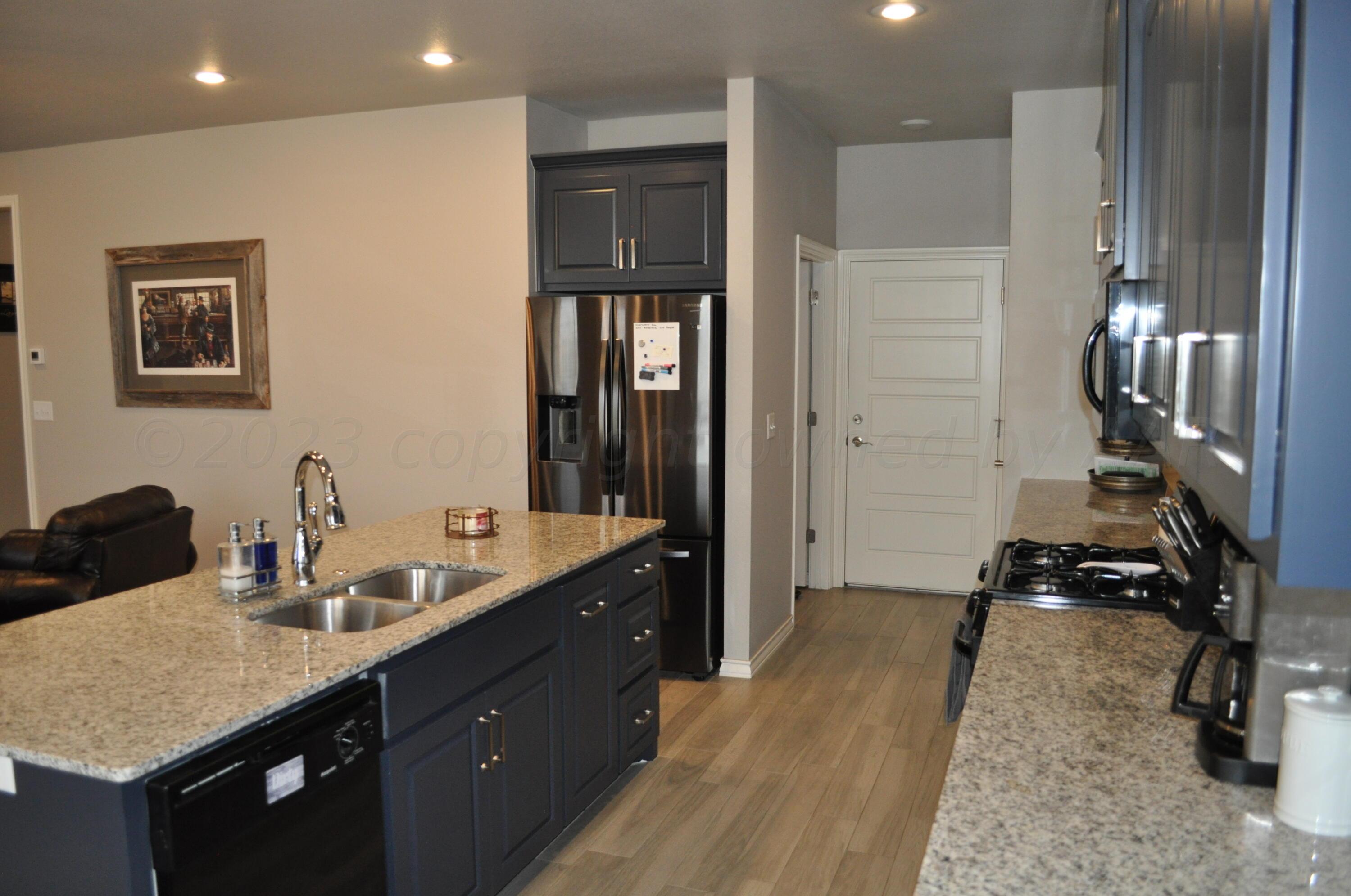 1126 Crosspoint Hereford, TX 79045 - Photo 10 of 27 Kitchen