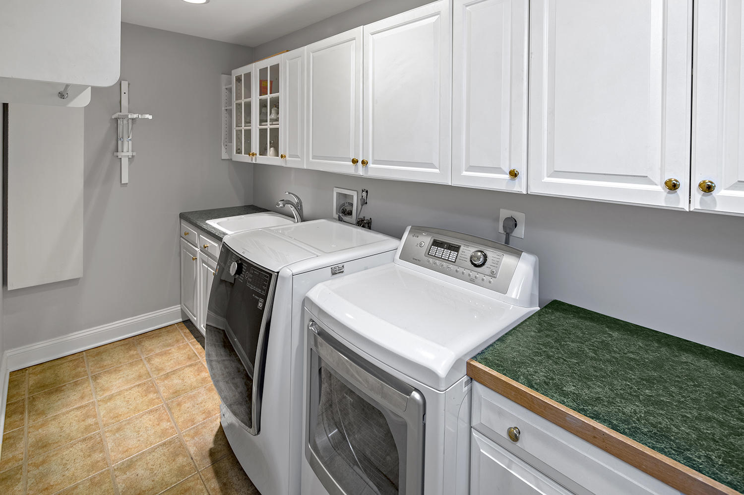 14 Chasmars Pond Road Darien, CT 06820 - Photo 15 of 34 a utility room with dryer and washer