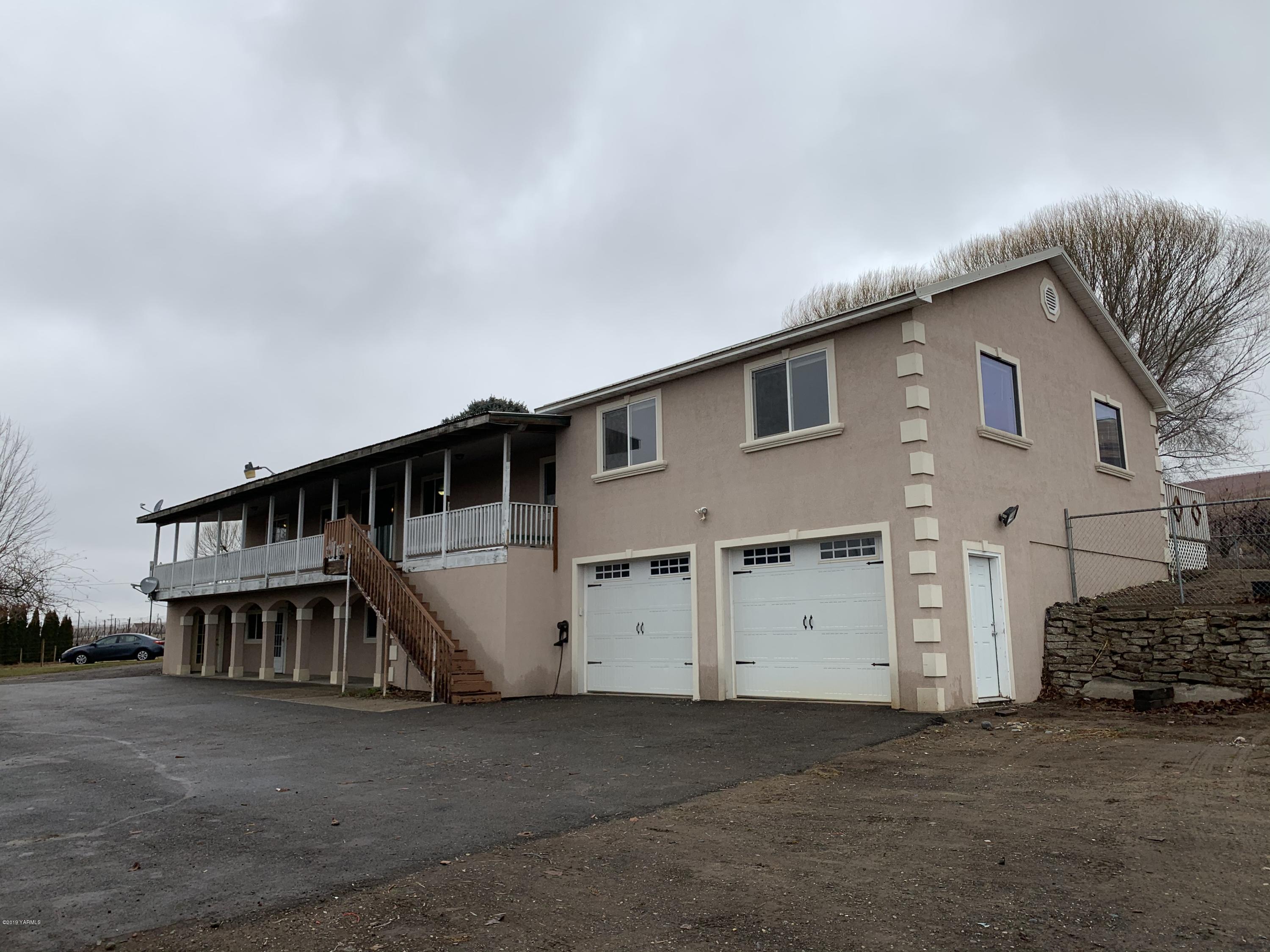7062 Emerald Road Sunnyside, WA 98944 - Photo 2 of 37 a view of a house with a yard