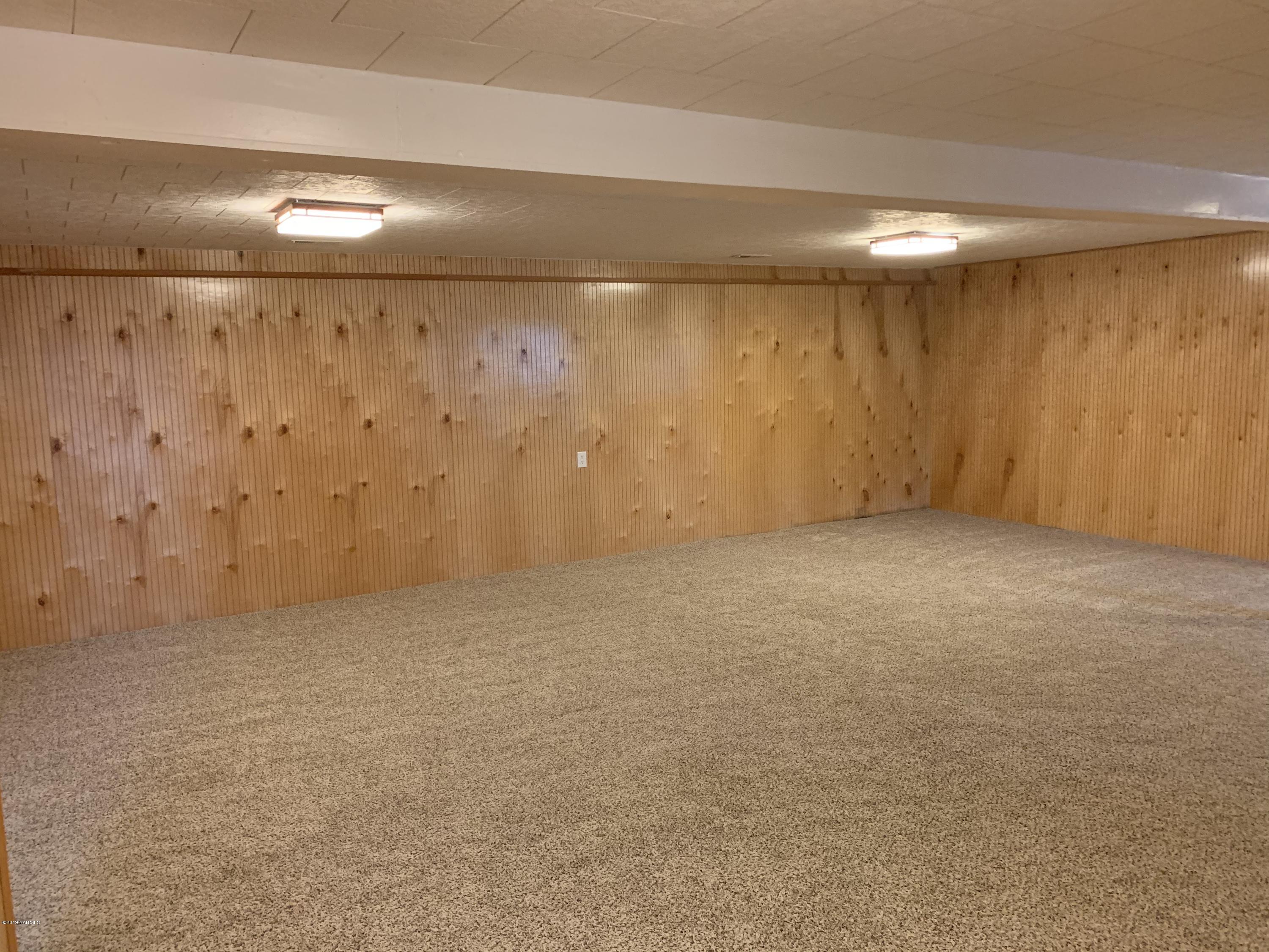 7062 Emerald Road Sunnyside, WA 98944 - Photo 12 of 37 a view of an empty room