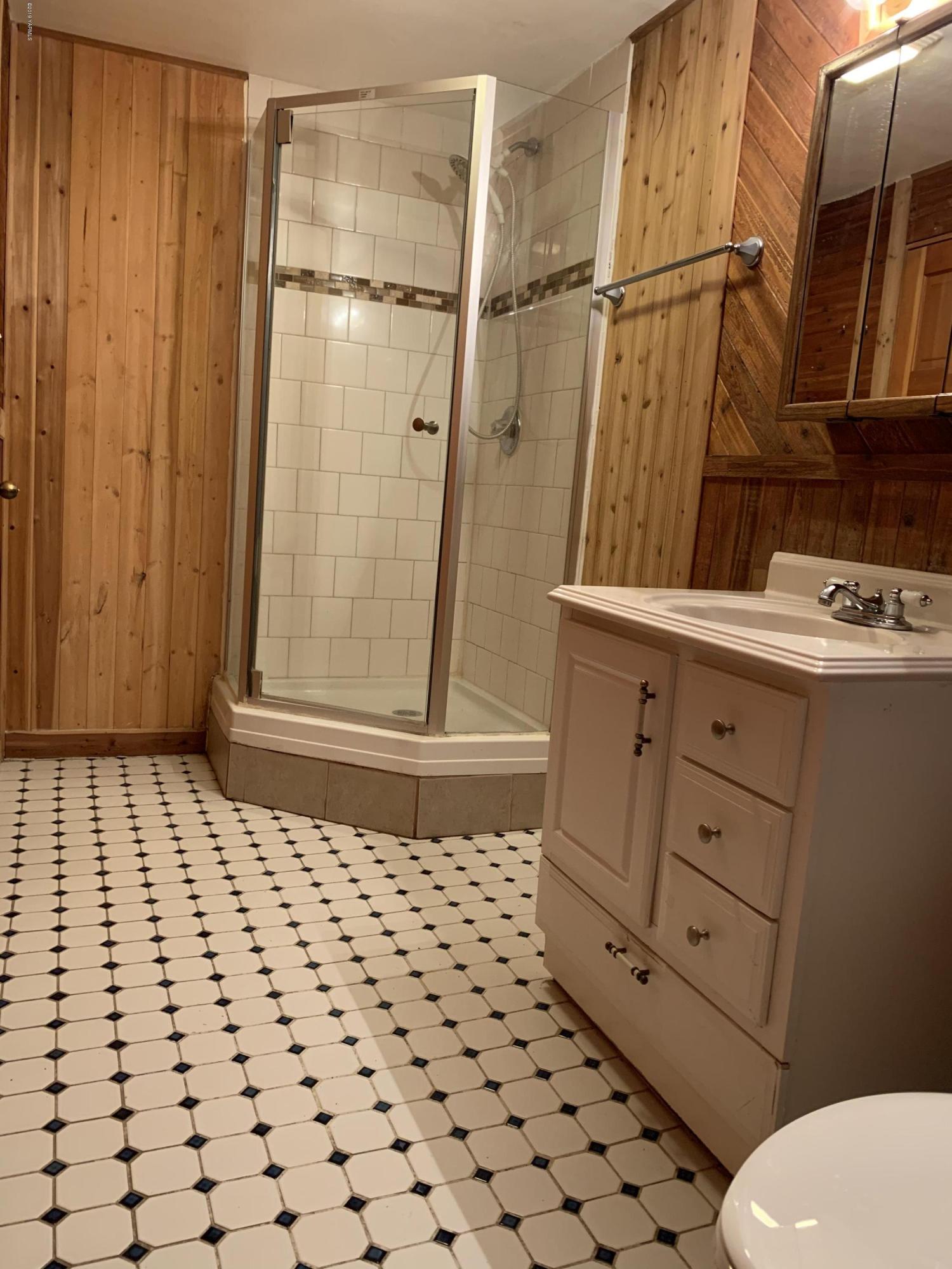7062 Emerald Road Sunnyside, WA 98944 - Photo 14 of 37 a bathroom with a sink a toilet a shower and a mirror