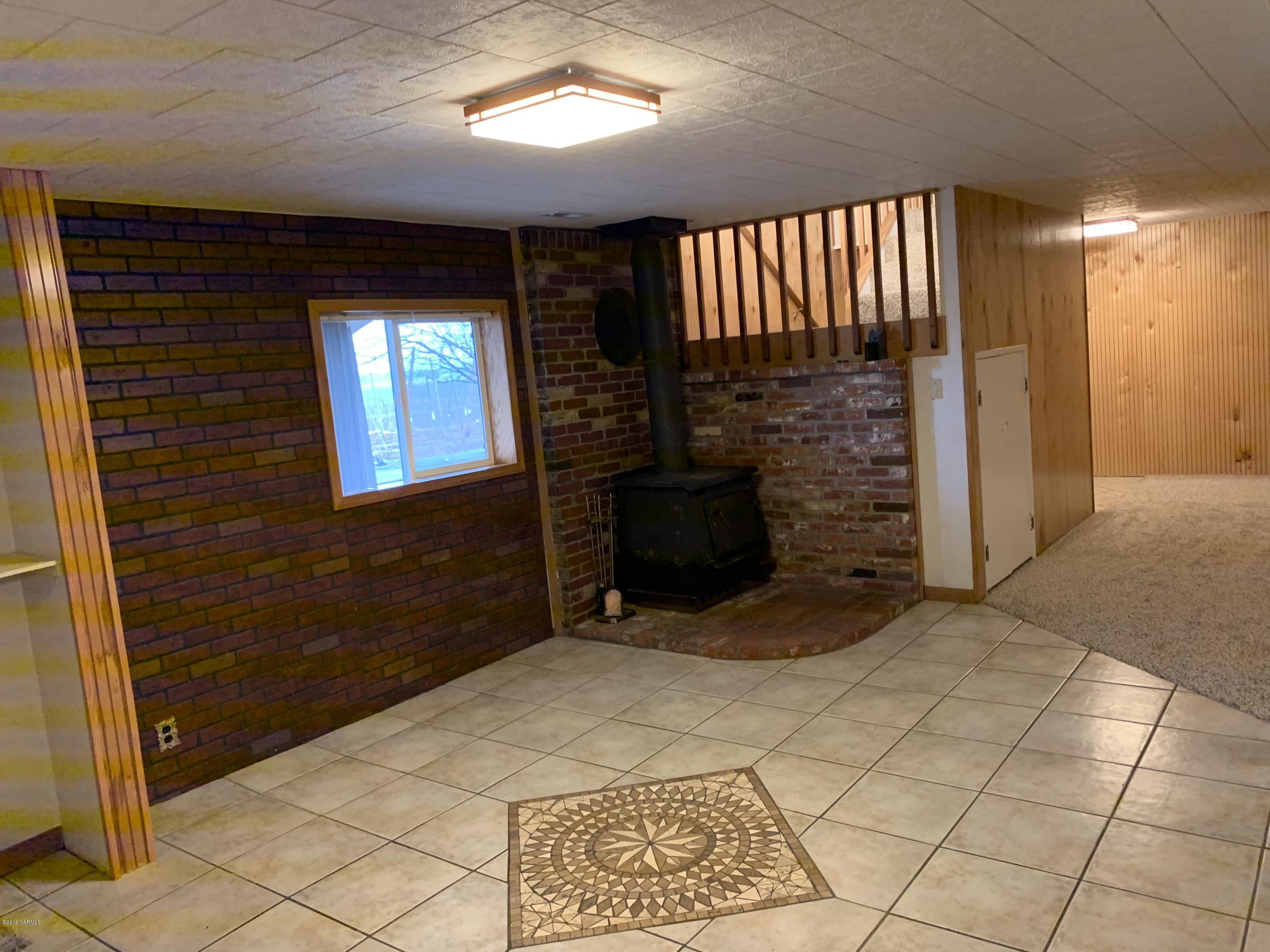 7062 Emerald Road Sunnyside, WA 98944 - Photo 15 of 37 a view of entryway