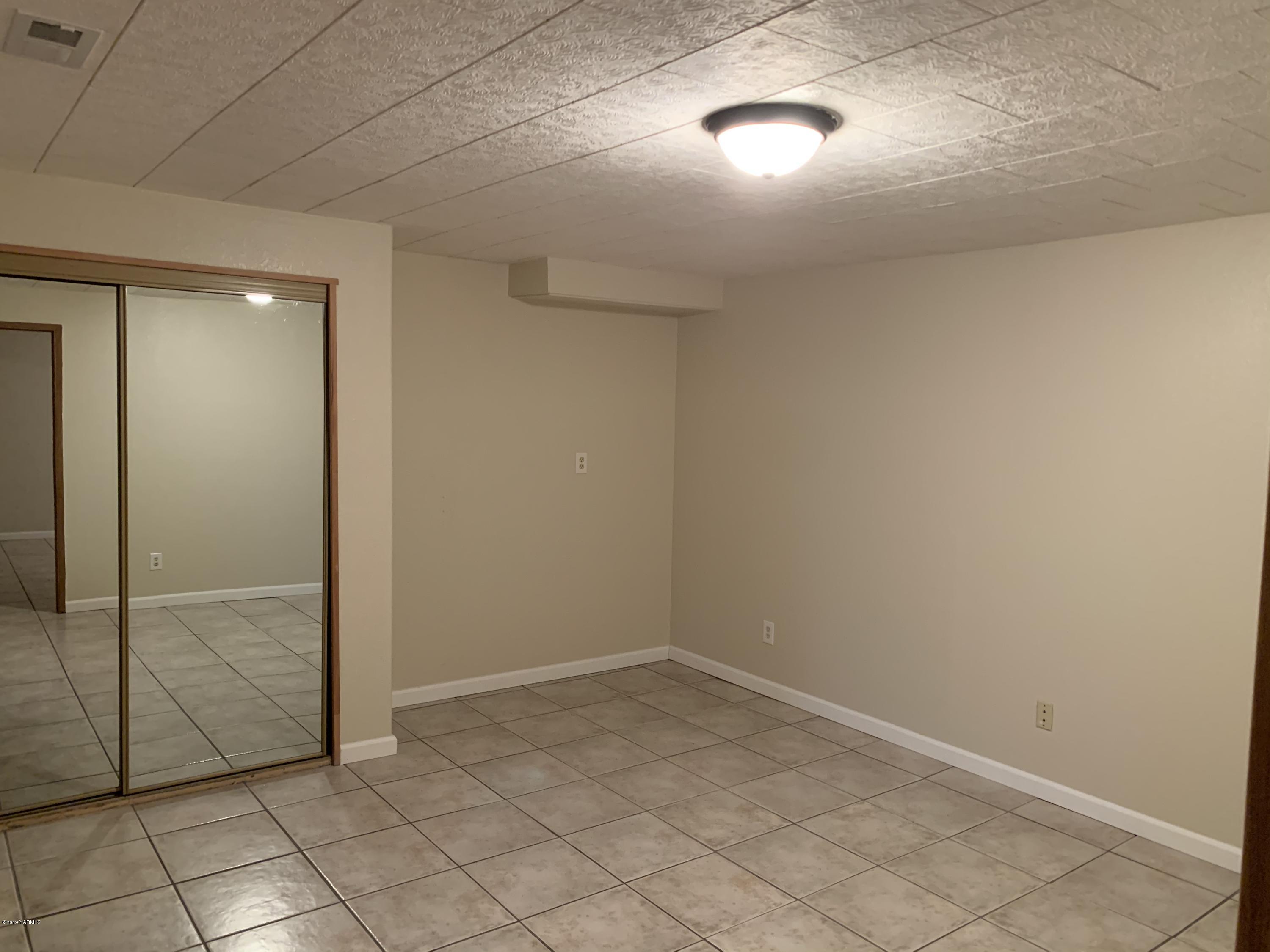 7062 Emerald Road Sunnyside, WA 98944 - Photo 16 of 37 a view of an empty room