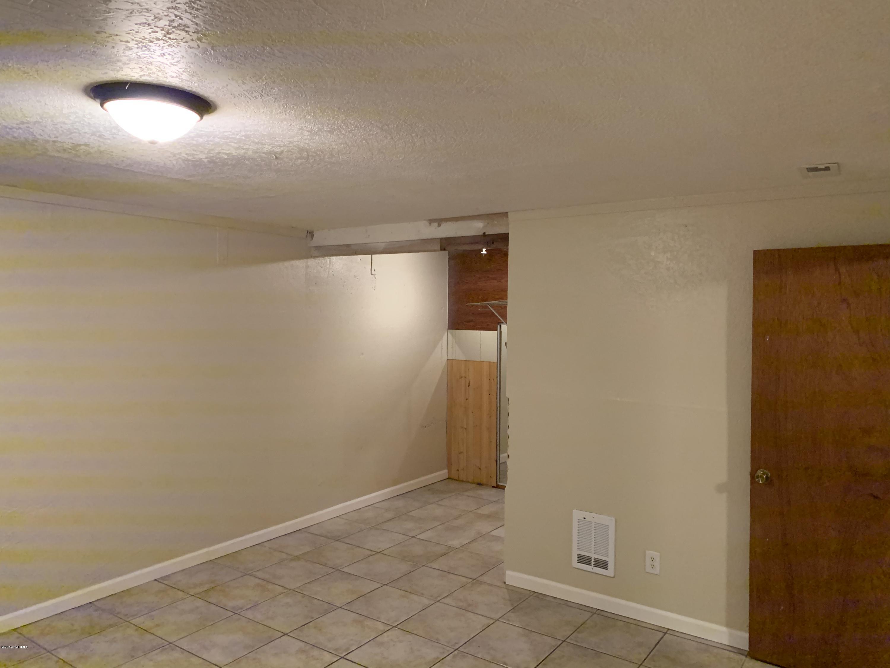 7062 Emerald Road Sunnyside, WA 98944 - Photo 17 of 37 a view of an empty room