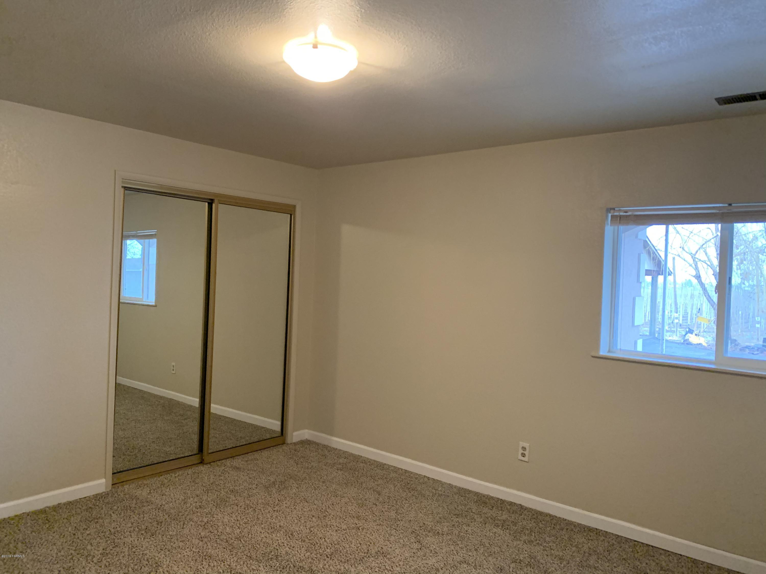7062 Emerald Road Sunnyside, WA 98944 - Photo 18 of 37 an empty room with windows