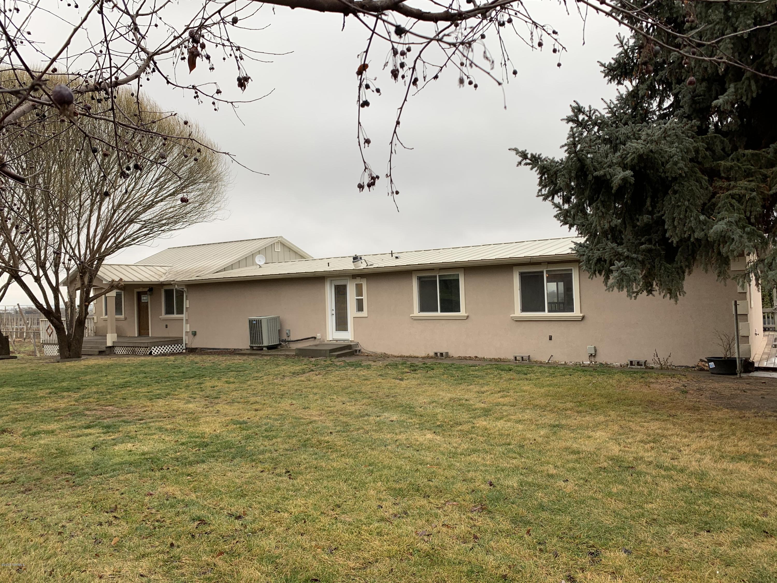 7062 Emerald Road Sunnyside, WA 98944 - Photo 3 of 37 a view of a house with a yard