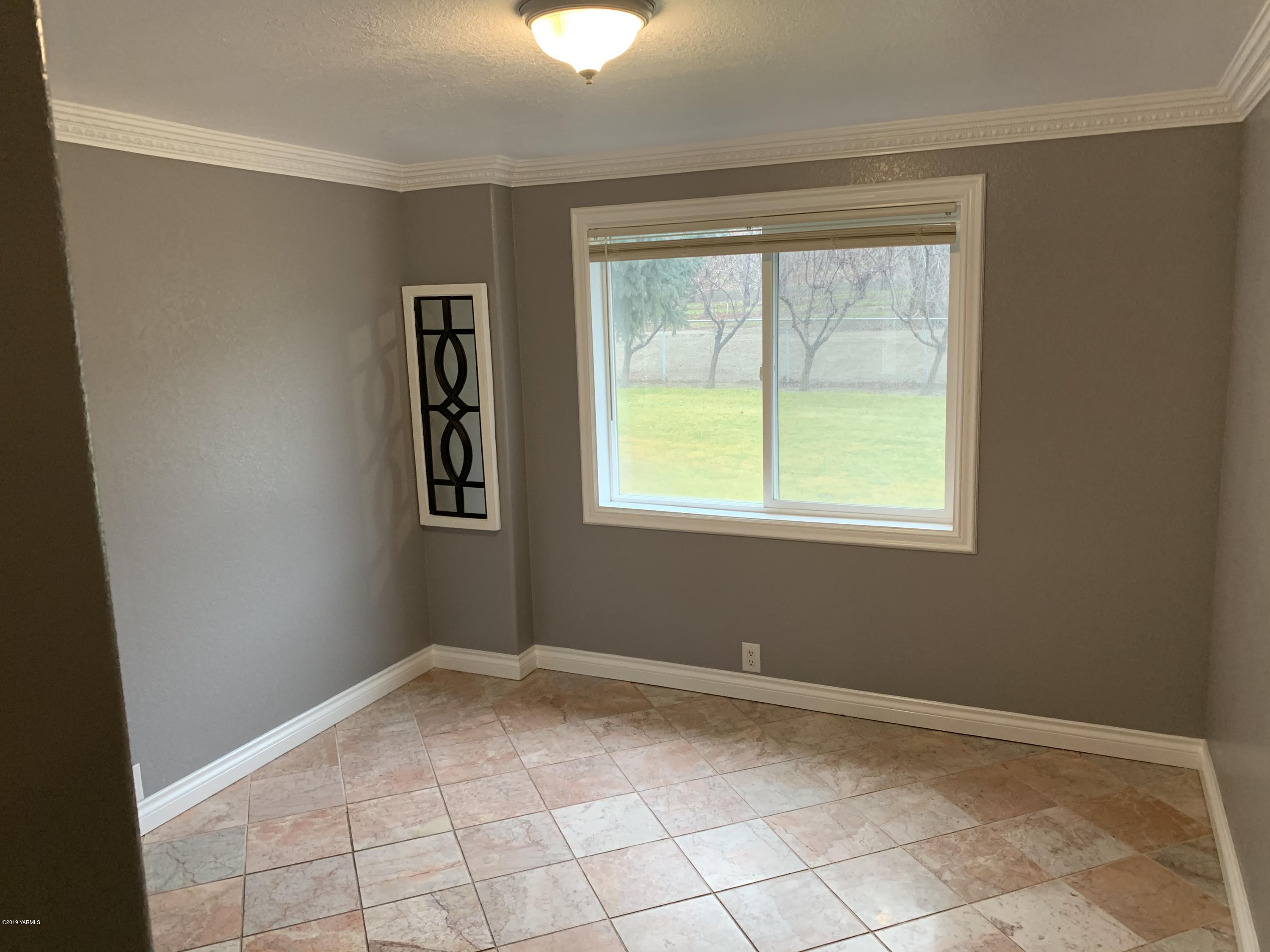 7062 Emerald Road Sunnyside, WA 98944 - Photo 23 of 37 a view of an empty room with a window