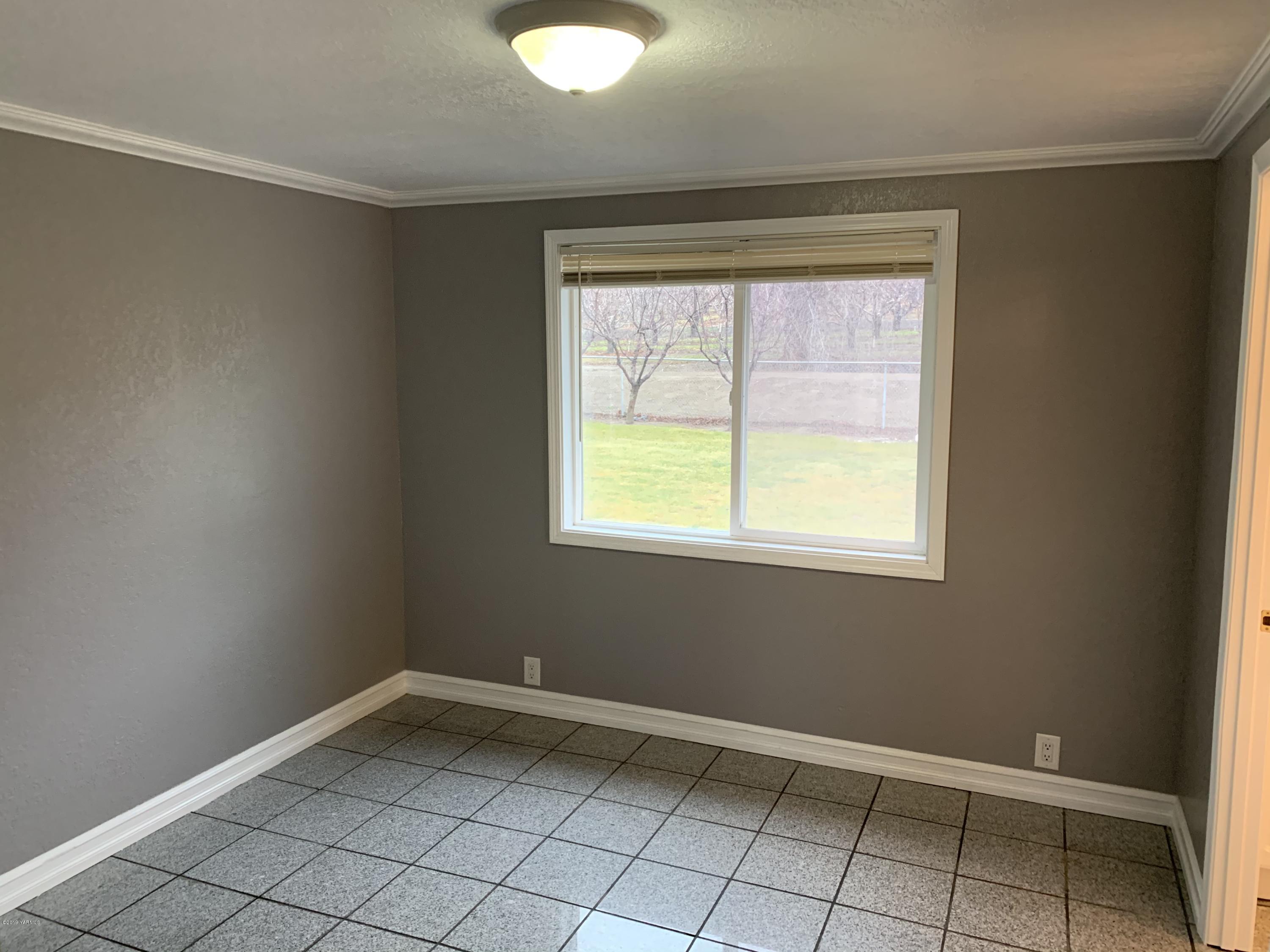 7062 Emerald Road Sunnyside, WA 98944 - Photo 24 of 37 a view of an empty room with window