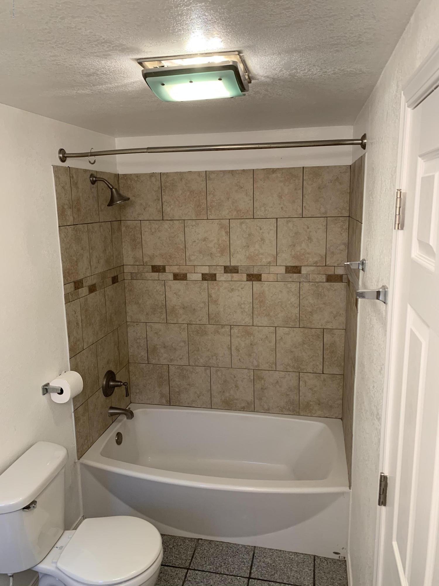 7062 Emerald Road Sunnyside, WA 98944 - Photo 25 of 37 a bathroom with a toilet and a bathtub