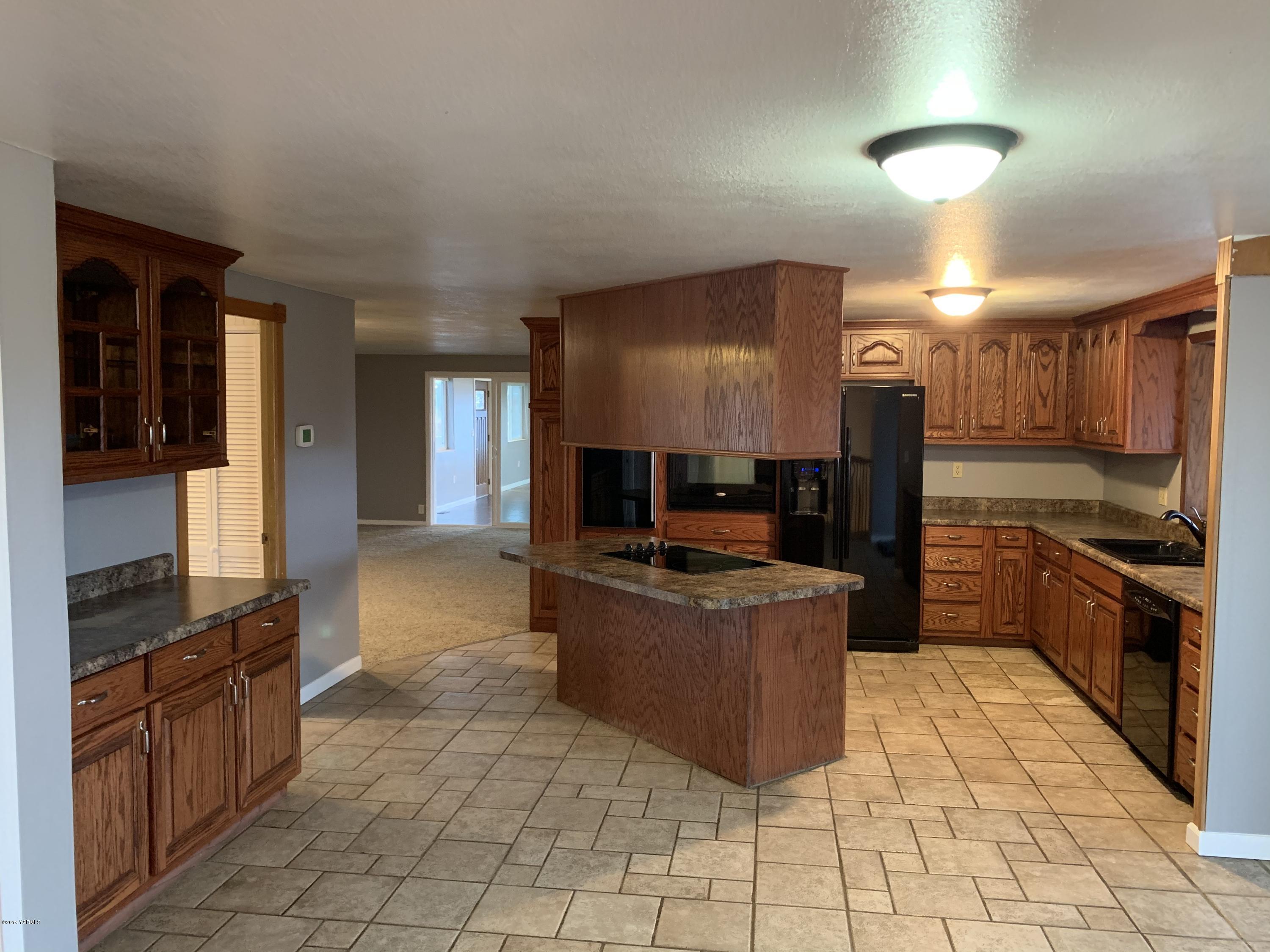 7062 Emerald Road Sunnyside, WA 98944 - Photo 27 of 37 a kitchen with stainless steel appliances granite countertop a stove and a sink