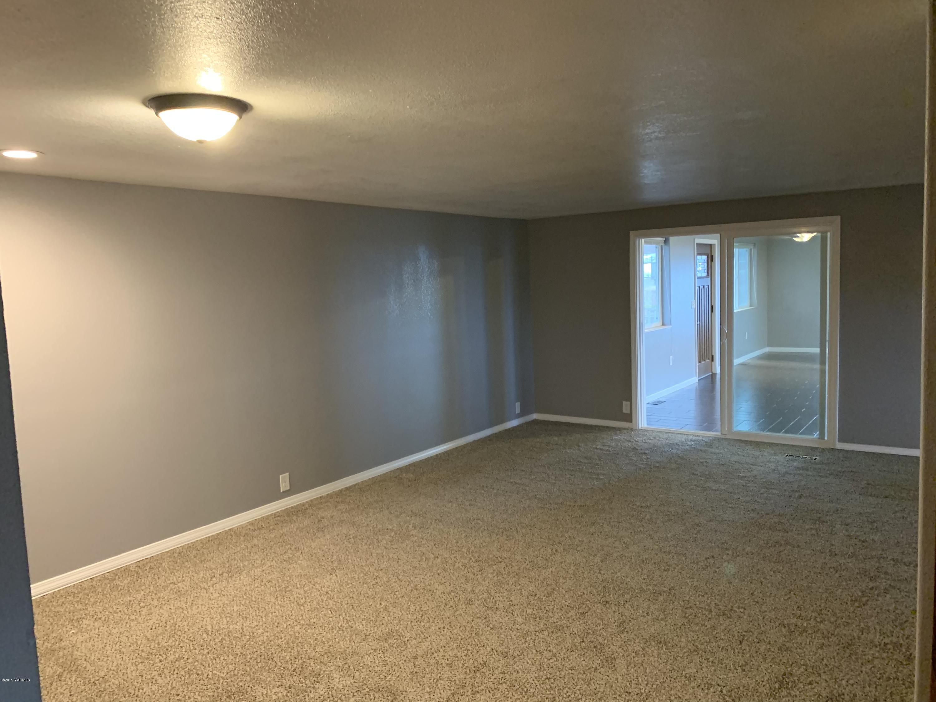 7062 Emerald Road Sunnyside, WA 98944 - Photo 30 of 37 a view of an empty room and a lamp