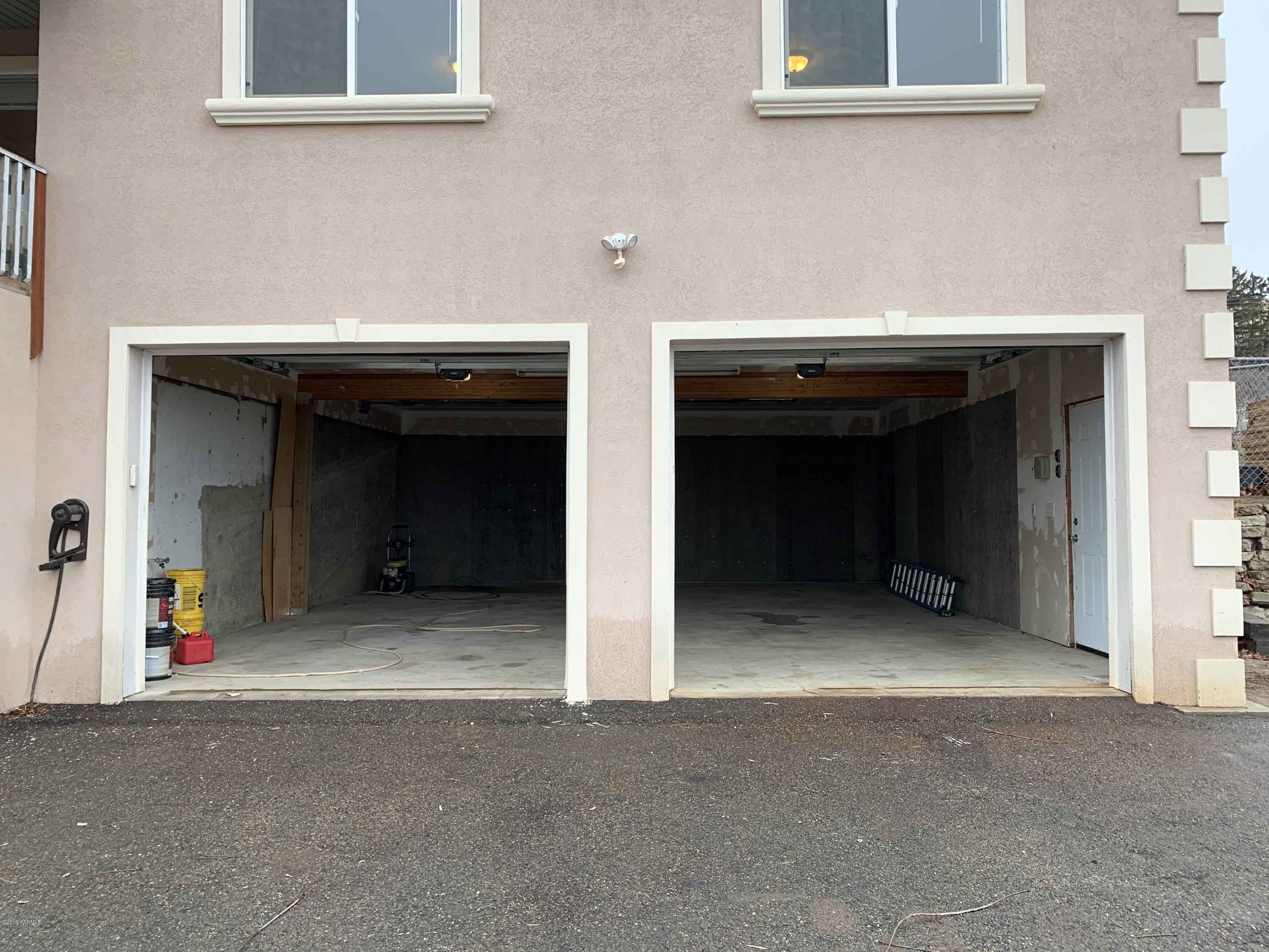 7062 Emerald Road Sunnyside, WA 98944 - Photo 4 of 37 a view of an entrance to house