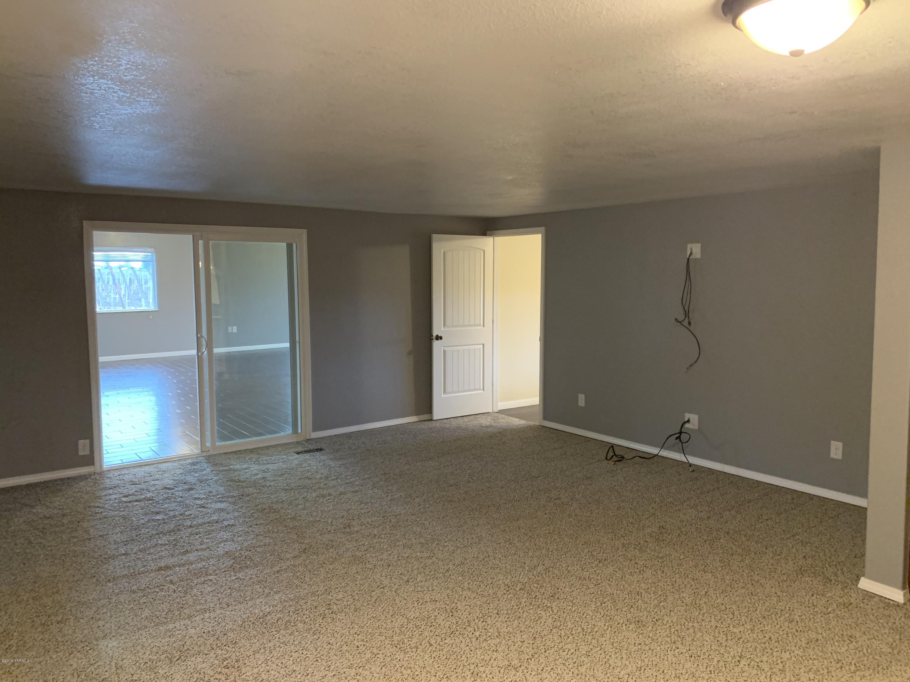 7062 Emerald Road Sunnyside, WA 98944 - Photo 31 of 37 an empty room with windows
