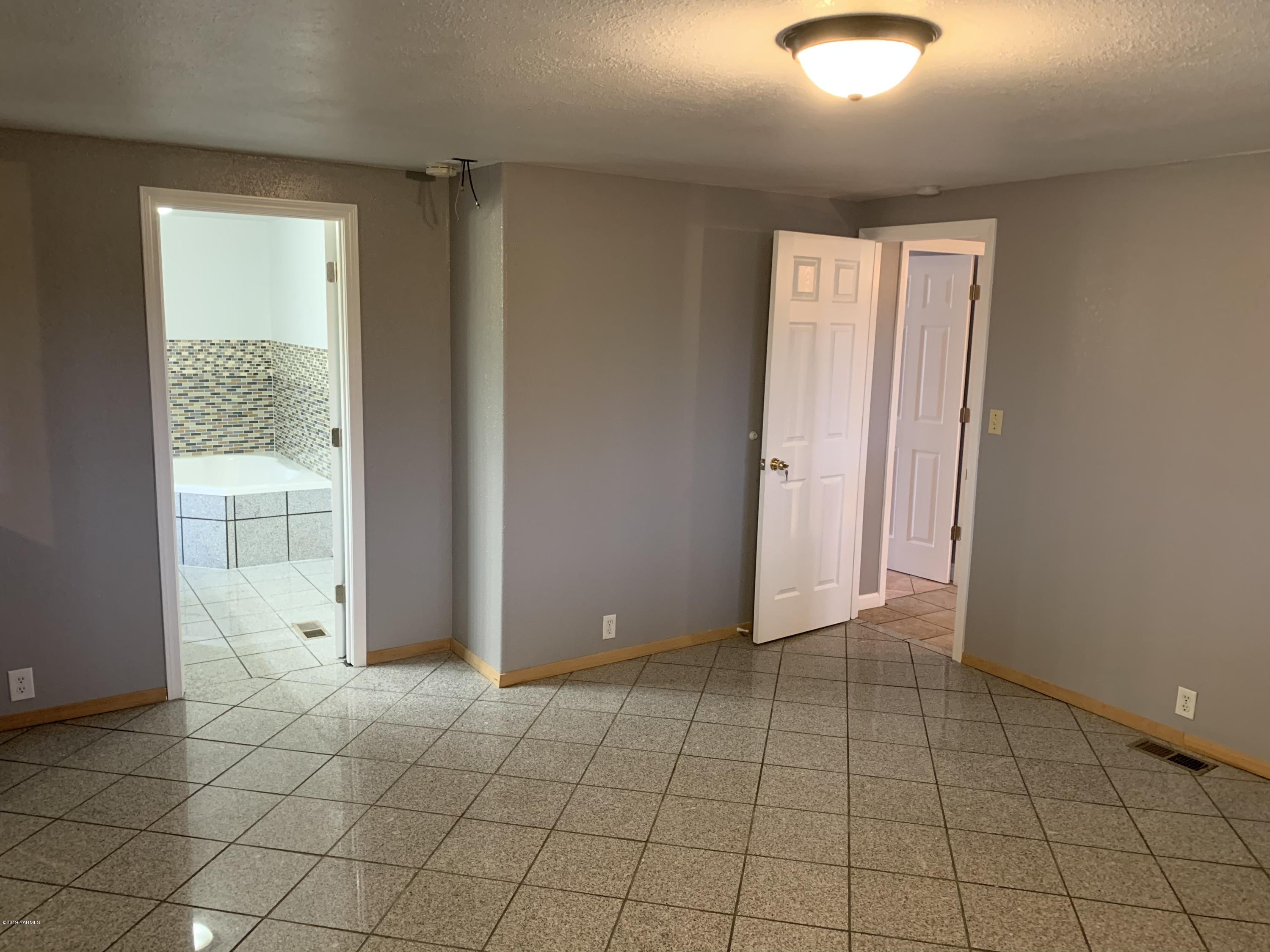7062 Emerald Road Sunnyside, WA 98944 - Photo 33 of 37 an empty room with natural light