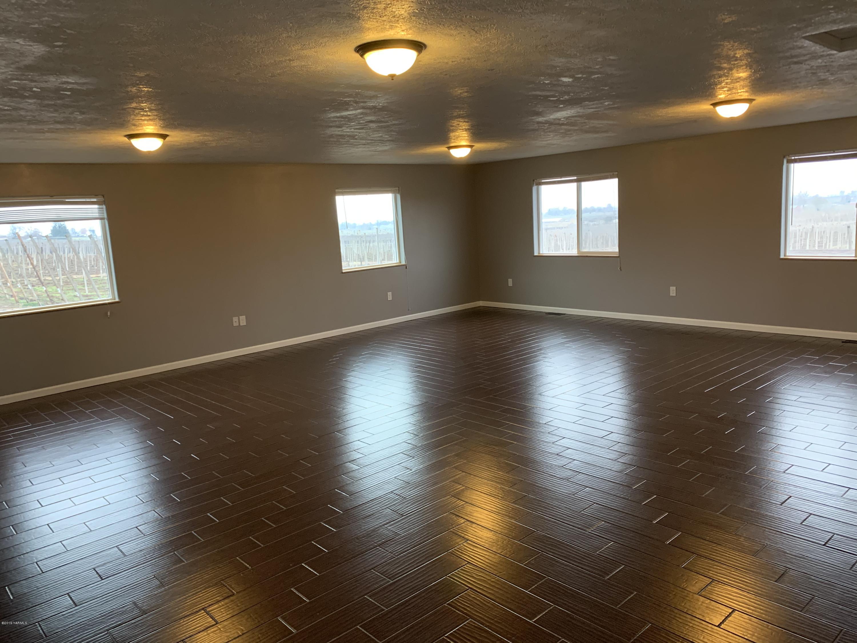 7062 Emerald Road Sunnyside, WA 98944 - Photo 34 of 37 a view of an empty room with wooden floor and a window