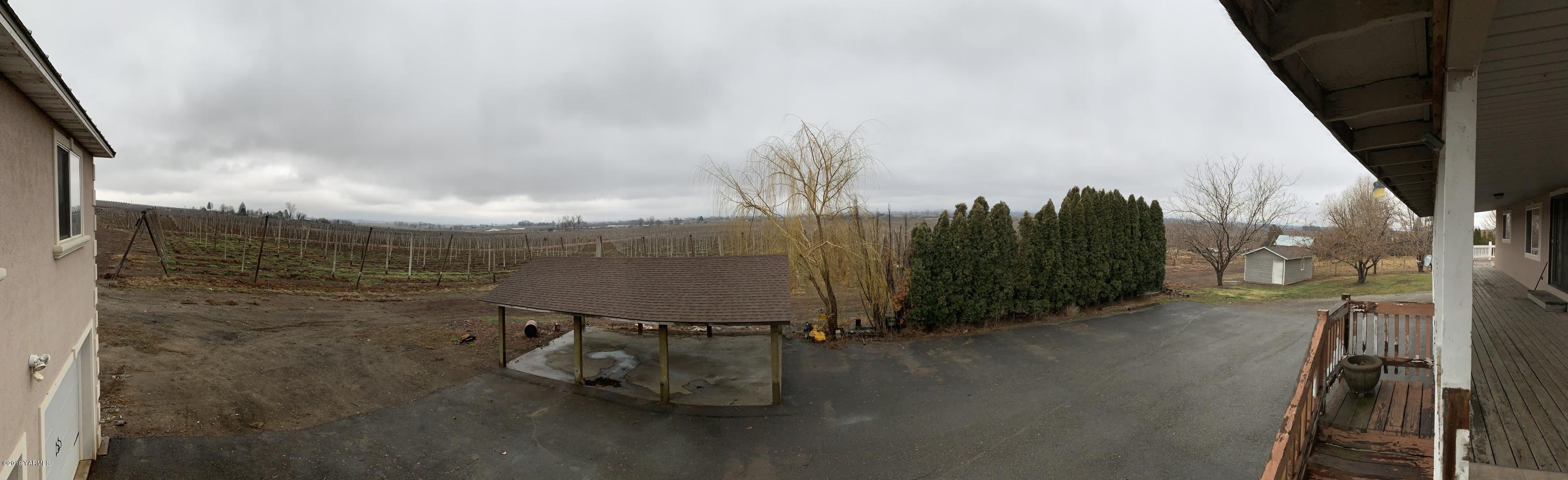 7062 Emerald Road Sunnyside, WA 98944 - Photo 36 of 37 a view of a terrace with wooden fence