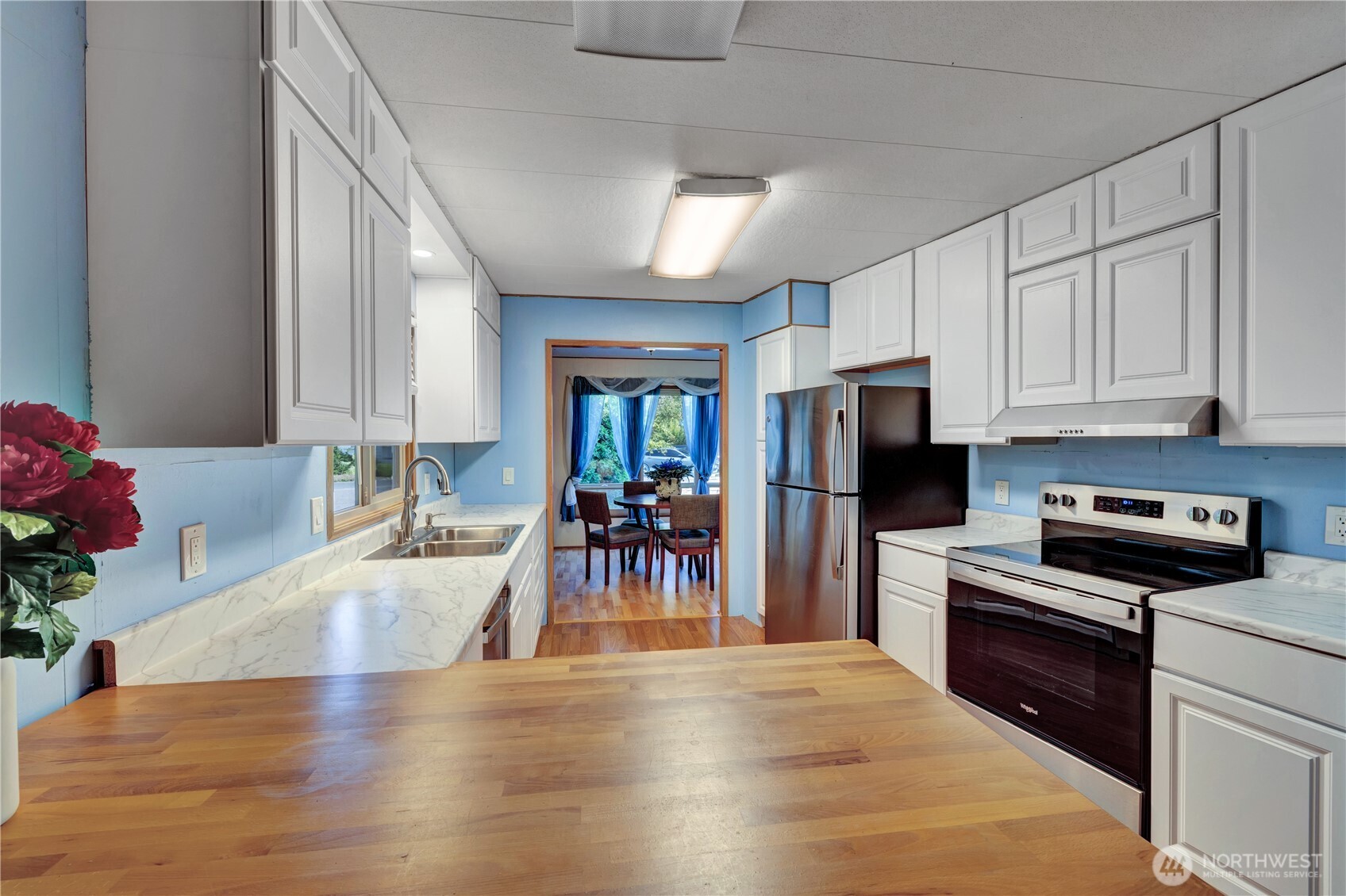 18425 Northeast 95th Street, Unit 110 Redmond, WA 98052 - Photo 6 of 25 a kitchen with granite countertop a stove a sink and a refrigerator