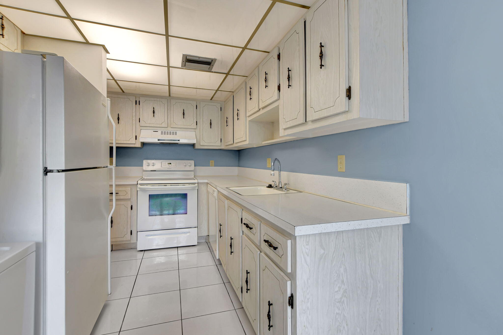 2830 Southwest 13th Street, Unit 101 Delray Beach, FL 33445 - Photo 4 of 56 Kitchen