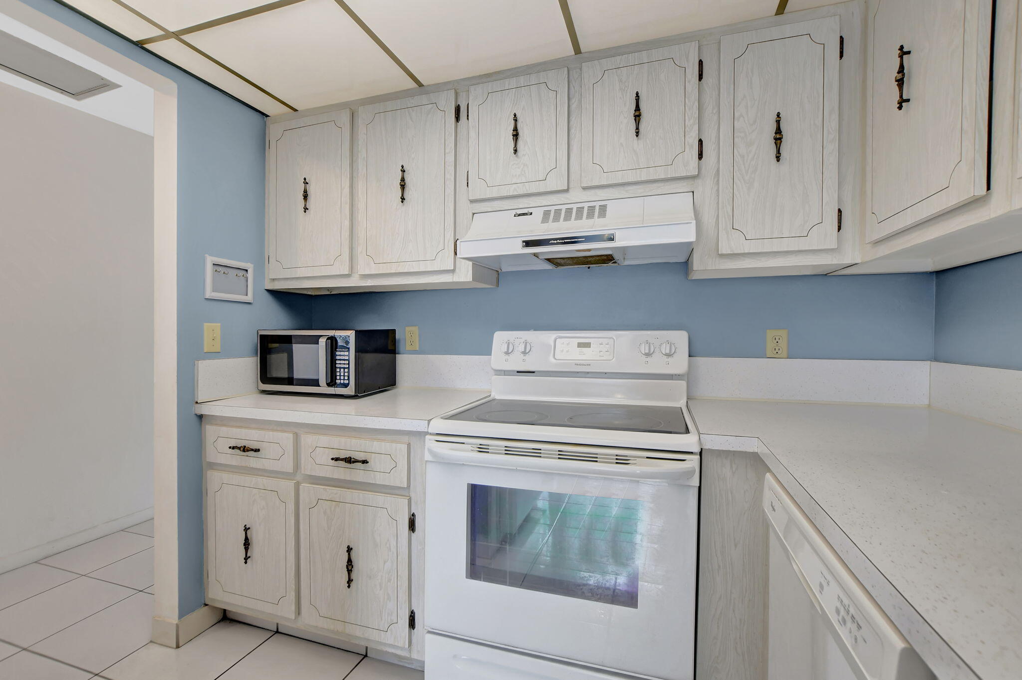2830 Southwest 13th Street, Unit 101 Delray Beach, FL 33445 - Photo 6 of 56 Kitchen