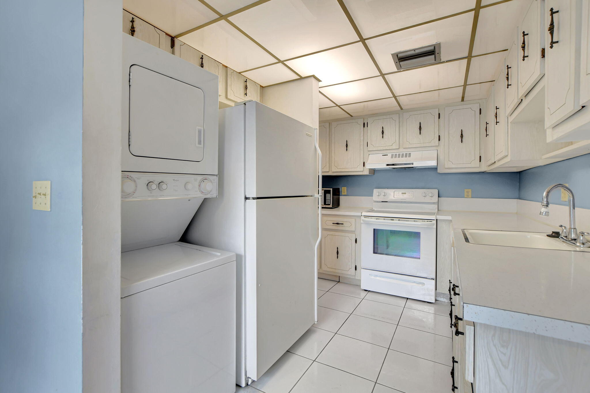 2830 Southwest 13th Street, Unit 101 Delray Beach, FL 33445 - Photo 7 of 56 Kitchen