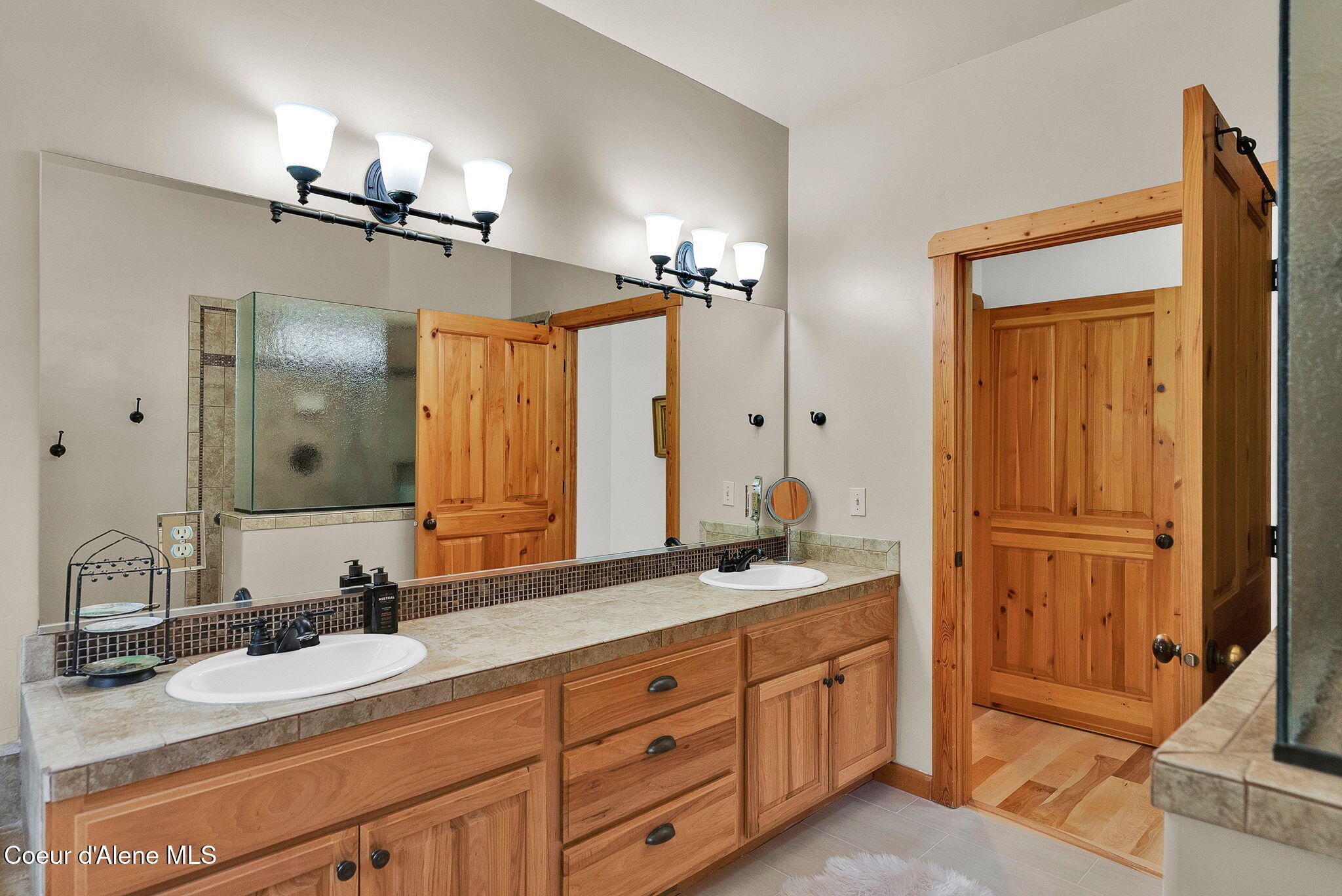 316 Brisboys Road Sagle, ID 83860 - Photo 27 of 77 Primary Bathroom