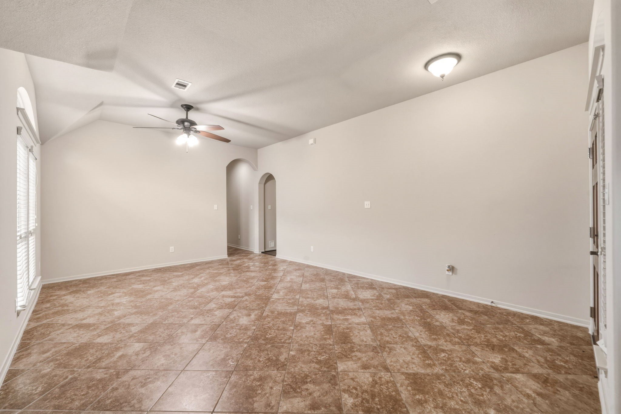 15919 Walnut Shores Drive Houston, TX 77044 - Photo 6 of 36