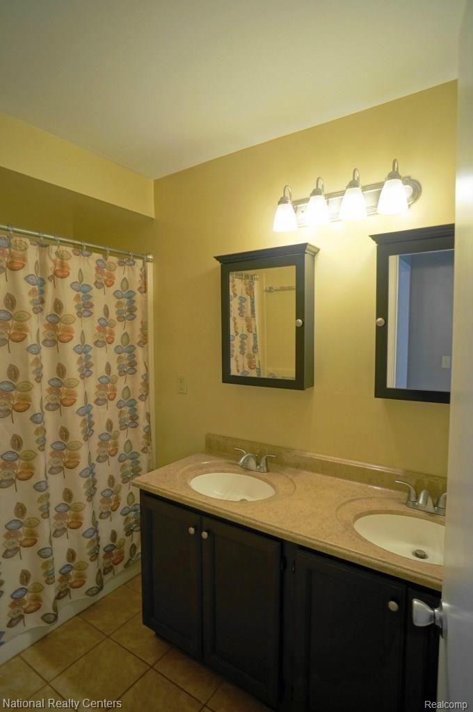 5081 Orion Road Rochester, MI 48306 - Photo 11 of 31 Main floor Bath.jpg