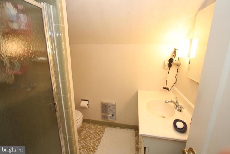 4011 Tennyson Road University Park, MD 20782 - Photo 8 of 26 Bath #2