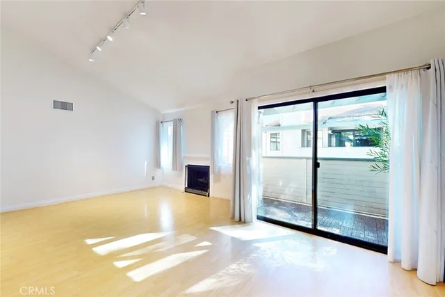 $549,999 | 10504 Sunland Boulevard, Unit 5, Sunland, CA 91040