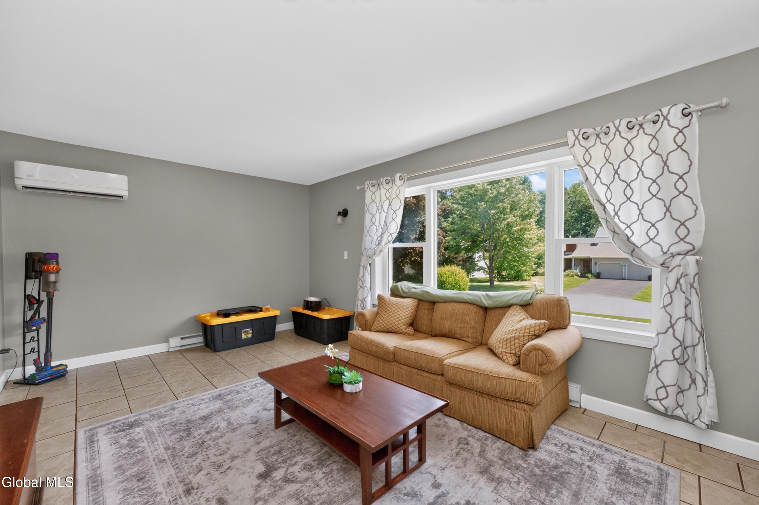 60 Denison Road Colonie, NY 12309 - Photo 10 of 26 5 Livingroom 1