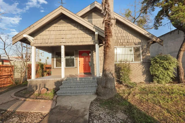 a view of entrance of the house
