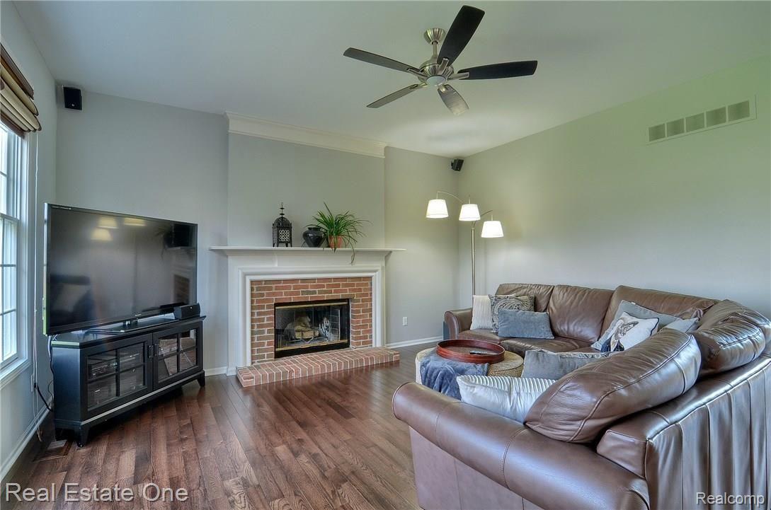 1990 Beaver Creek Drive Rochester, MI 48307 - Photo 12 of 45 Family_Room.jpg